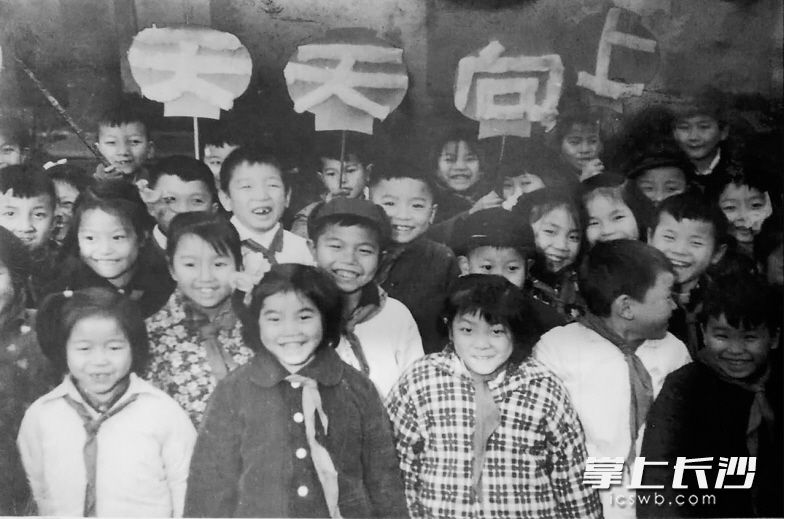 儿童们离开幼儿园进入小学,最开心的事情之一就是终于能够戴上红领巾了。这是1965年12月长沙白沙街完小一年级甲班54个同学全部光荣地加入了少年先锋队。