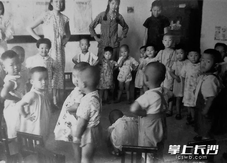 1951年,长沙市在职干部托儿所的老师们带着孩子们在跳舞。