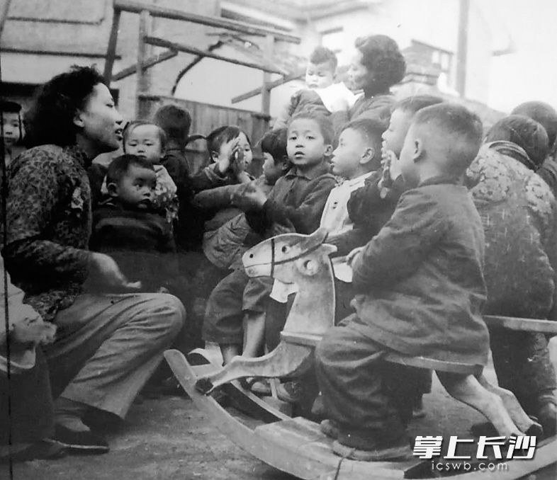 这是1958年都正街和平人民公社办得有声有色的托儿所。街道托儿所相对而言面积较狭窄。儿童们当然不管世间事,他们骑在可以摇晃的木马上就已感觉满足和高兴。